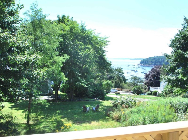 http://www.onthewaterinmaine.com/custimages/viewfromdeck.JPG
